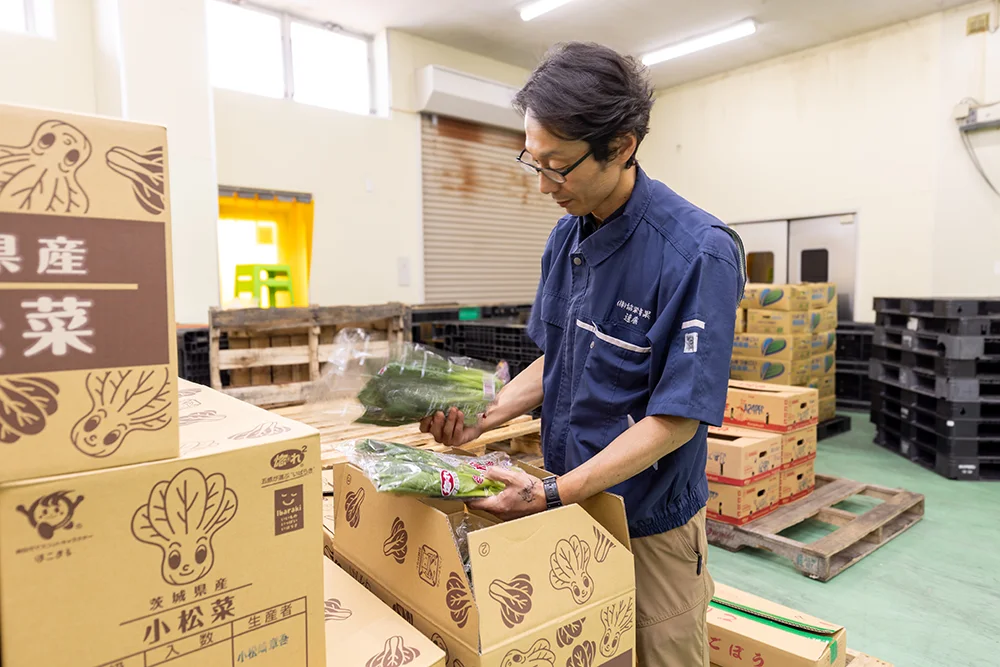 市場でせりが行われている様子