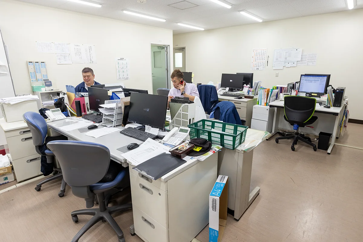 得意先と商談する営業スタッフ